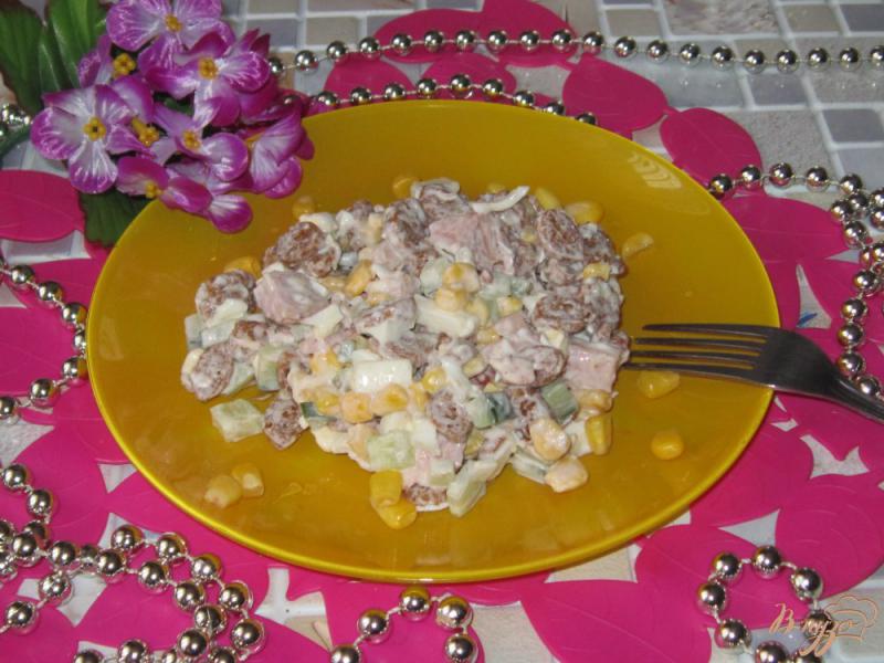 Фото приготовление рецепта: Салат с копченым окорочком и сухариками шаг №6