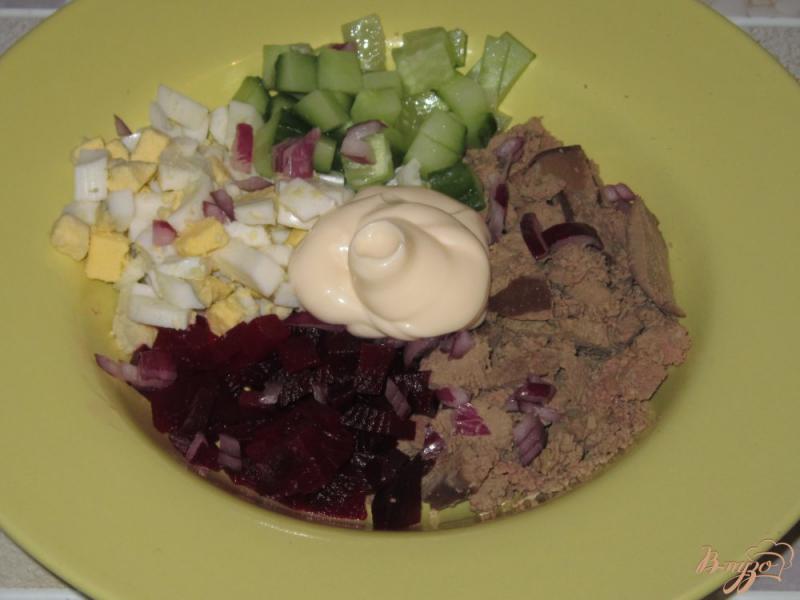 Фото приготовление рецепта: Свекольный салат с печенью шаг №7