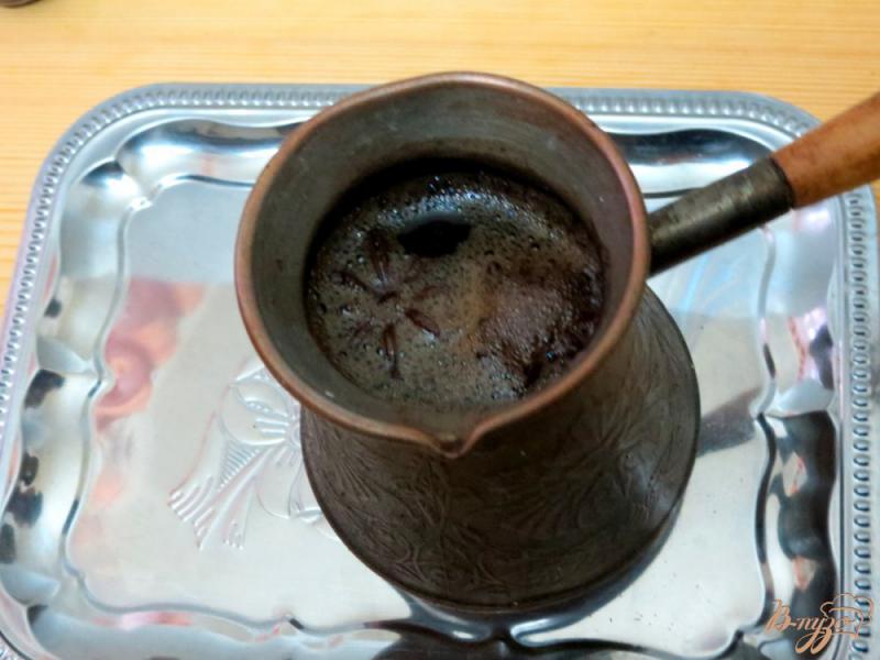 Фото приготовление рецепта: Пряный кофе с мёдом шаг №2