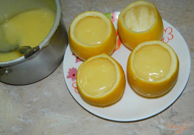 Фото приготовление рецепта: Лимонный пудинг в лимонах шаг №3