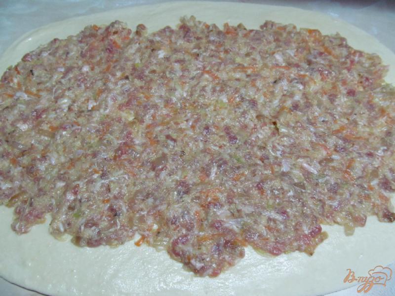 Фото приготовление рецепта: Пирог с мясом и грибами шаг №8