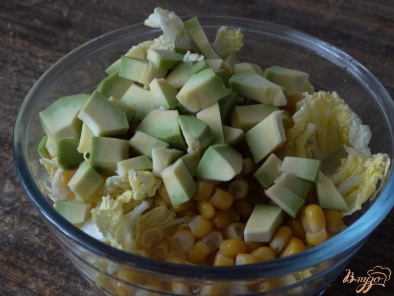 Фото приготовление рецепта: Салат с авокадо, пекинской капустой и кукурузой шаг №4