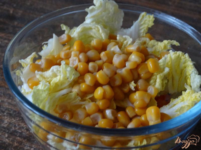 Фото приготовление рецепта: Салат с авокадо, пекинской капустой и кукурузой шаг №3