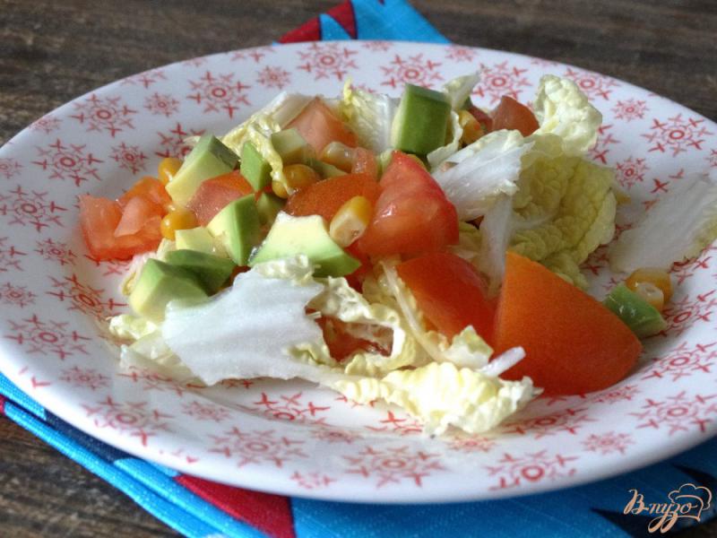 Фото приготовление рецепта: Салат с авокадо, пекинской капустой и кукурузой шаг №6