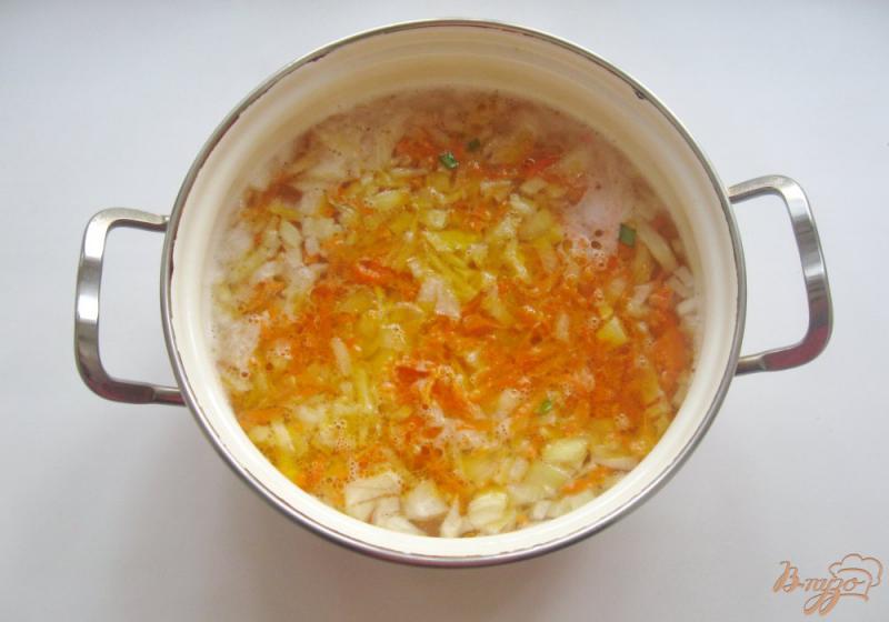 Фото приготовление рецепта: Рассольник с маринованными кабачками и колбасой шаг №3