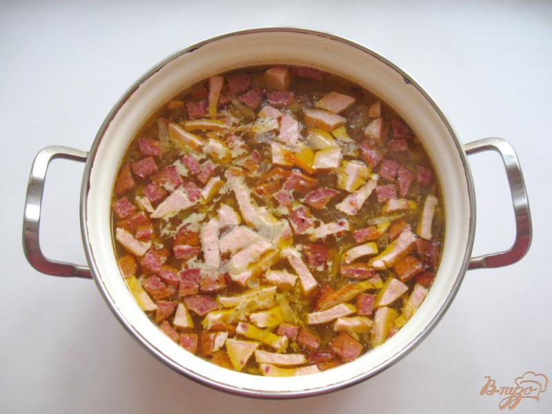 Фото приготовление рецепта: Рассольник с маринованными кабачками и колбасой шаг №7