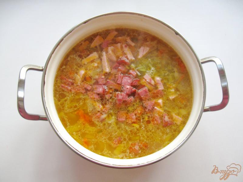Фото приготовление рецепта: Рассольник с маринованными кабачками и колбасой шаг №6
