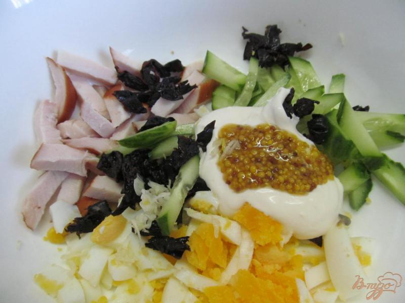 Фото приготовление рецепта: Салат с копченой куриной грудкой и черносливом шаг №4