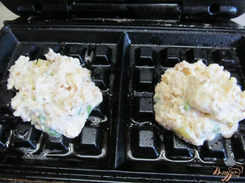 Фото приготовление рецепта: Овсяные вафли с огурцом шаг №4
