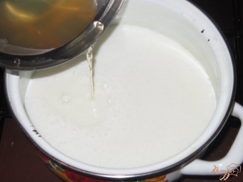 Фото приготовление рецепта: Молочное желе с ежевичным джемом шаг №5