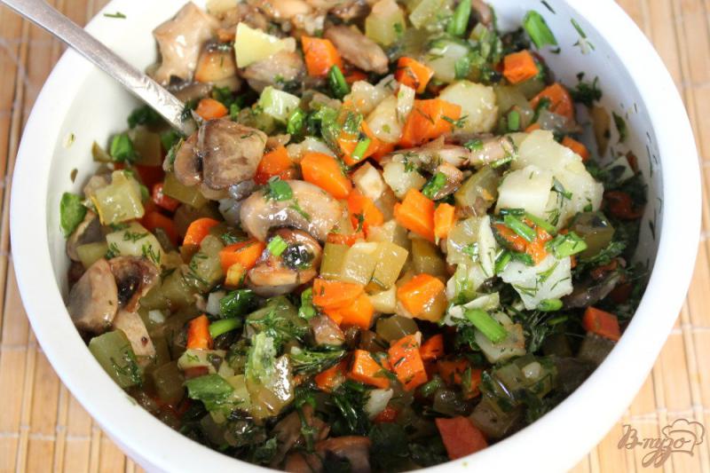 Фото приготовление рецепта: Салат с шампиньонами, огурцом и картофелем шаг №6