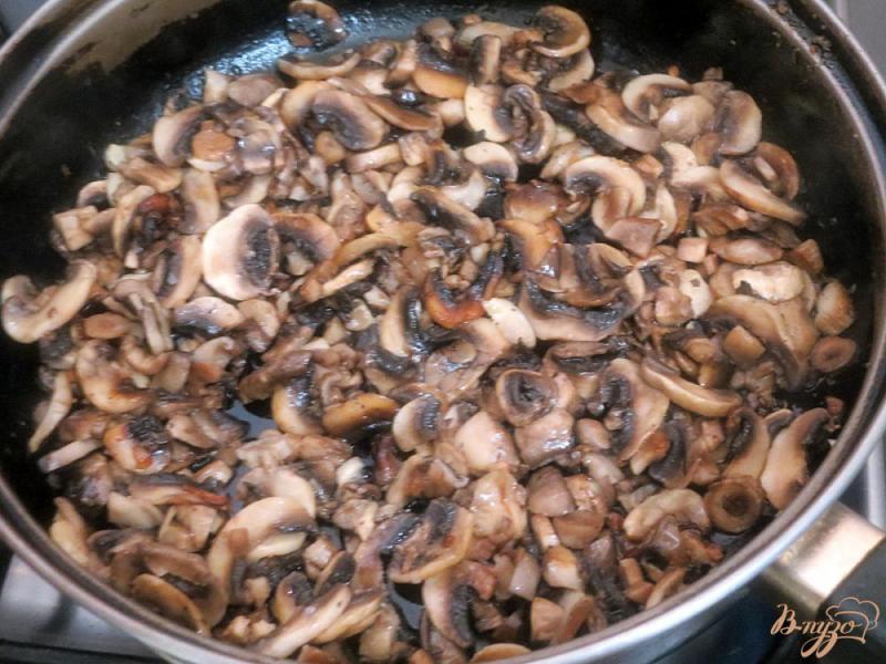 Фото приготовление рецепта: Жульен с грибами и куриным филе шаг №4