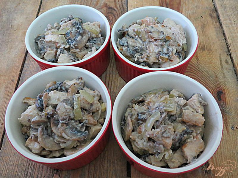 Фото приготовление рецепта: Жульен с грибами и куриным филе шаг №10