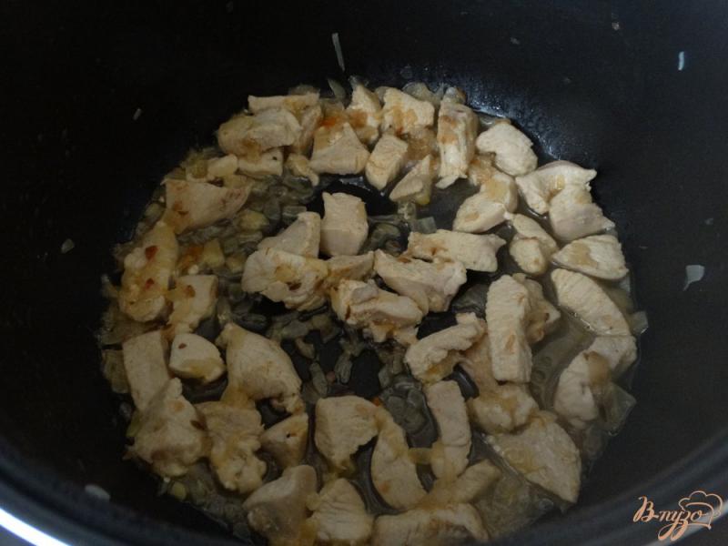 Фото приготовление рецепта: Плов из ширатаки с куриным филе шаг №4