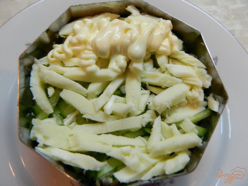 Фото приготовление рецепта: Салат весенний с сыром сулугуни и черносливом шаг №6