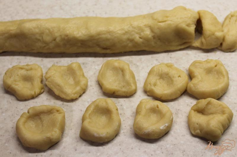 Фото приготовление рецепта: Пирожки с салом по-латышски шаг №3
