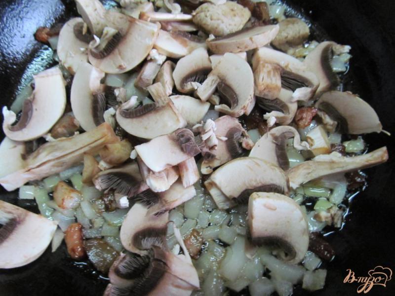 Фото приготовление рецепта: Яичный пирог с грибами и лавашем шаг №3