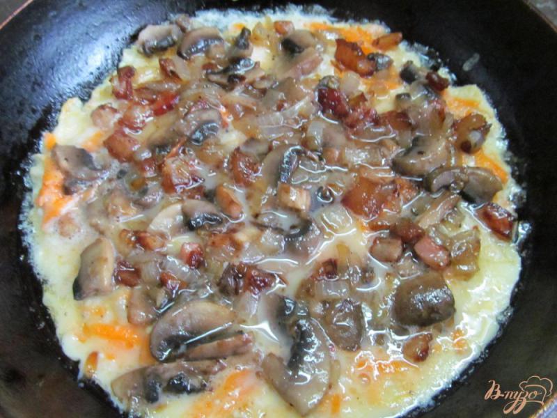 Фото приготовление рецепта: Яичный пирог с грибами и лавашем шаг №7