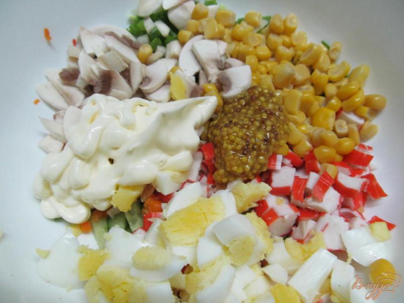 Фото приготовление рецепта: Салат с крабовыми палочками и шампиньоном шаг №4