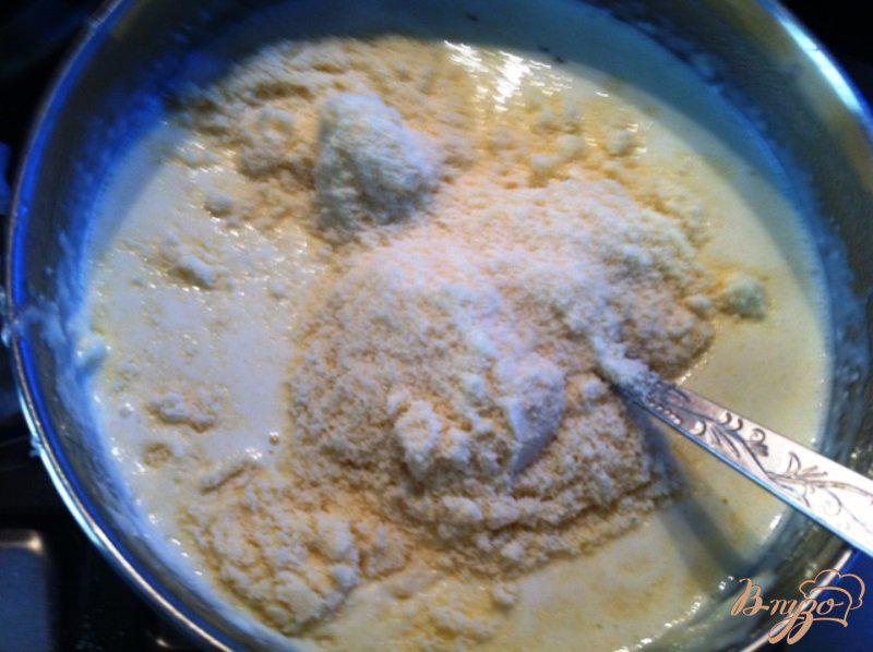 Фото приготовление рецепта: Пирог под соусом Бешамель с сыром шаг №4