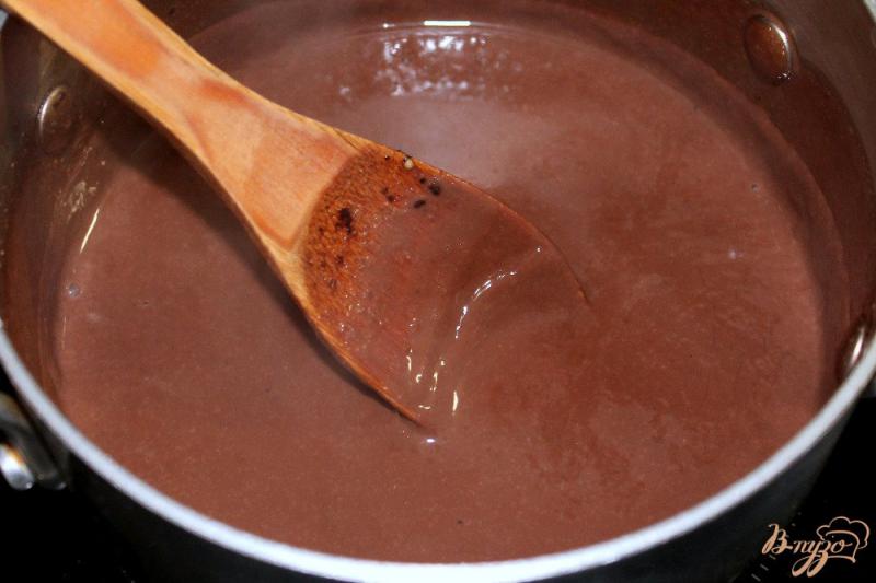 Фото приготовление рецепта: Заварной крем с какао и орехами шаг №4