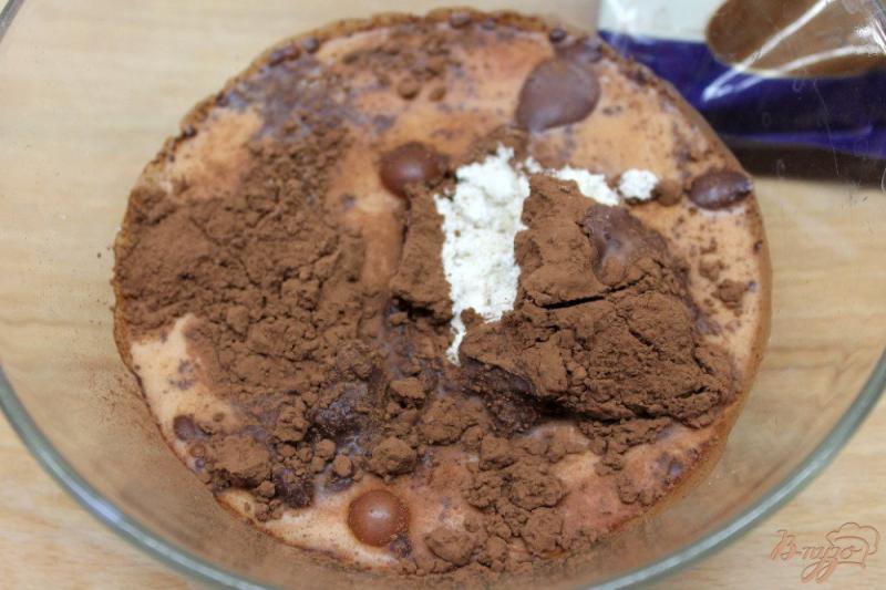 Фото приготовление рецепта: Заварной крем с какао и орехами шаг №3