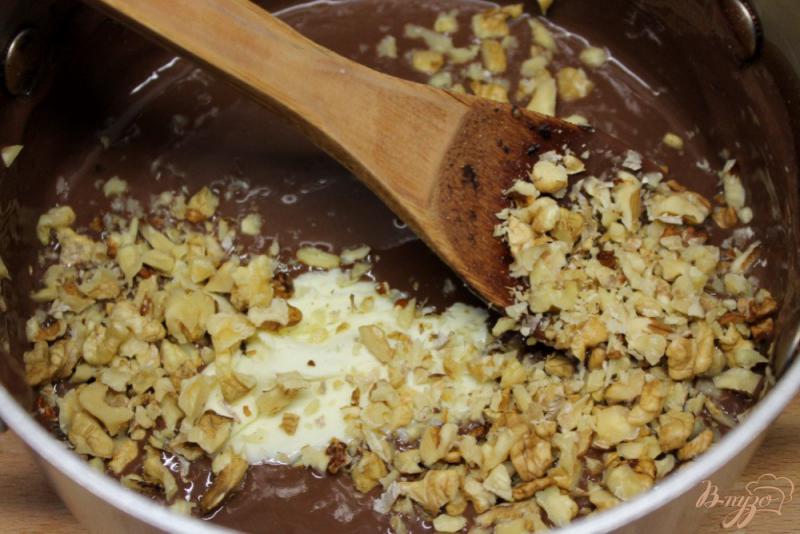 Фото приготовление рецепта: Заварной крем с какао и орехами шаг №5