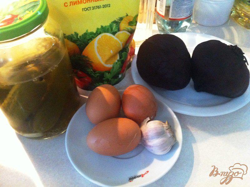 Фото приготовление рецепта: Салат из свеклы, соленого огурца и куриных яиц шаг №1