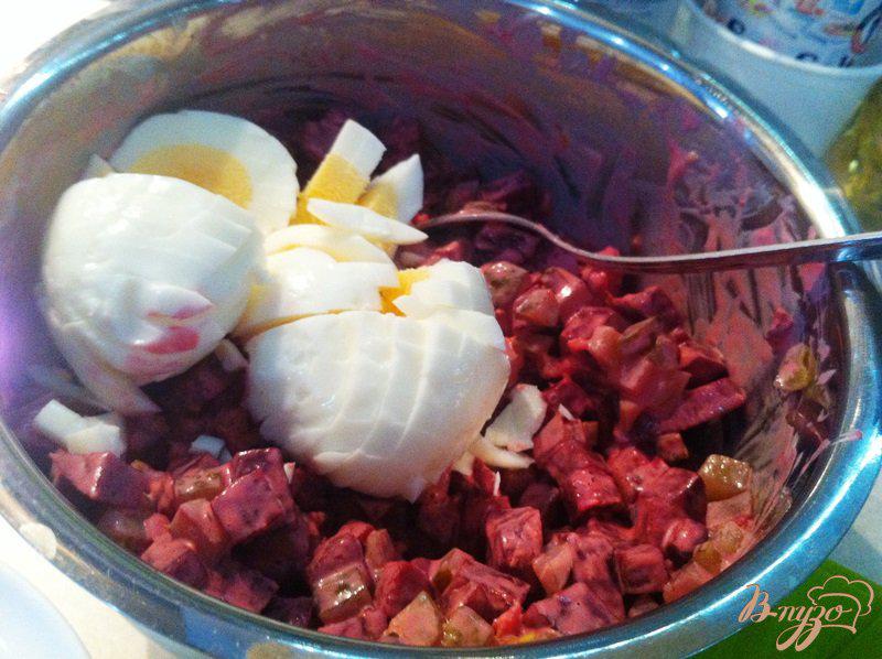 Фото приготовление рецепта: Салат из свеклы, соленого огурца и куриных яиц шаг №5