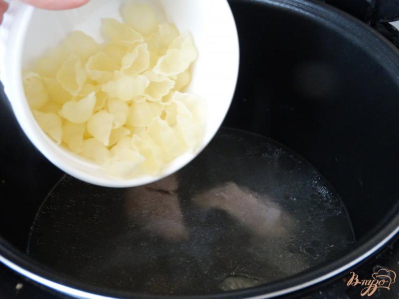 Фото приготовление рецепта: Индюшиный бульонс белбелковыми макаронами шаг №4