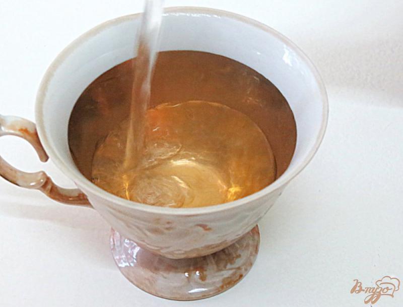 Фото приготовление рецепта: Чай с имбирём, лимоном, корицей и яблоком шаг №5