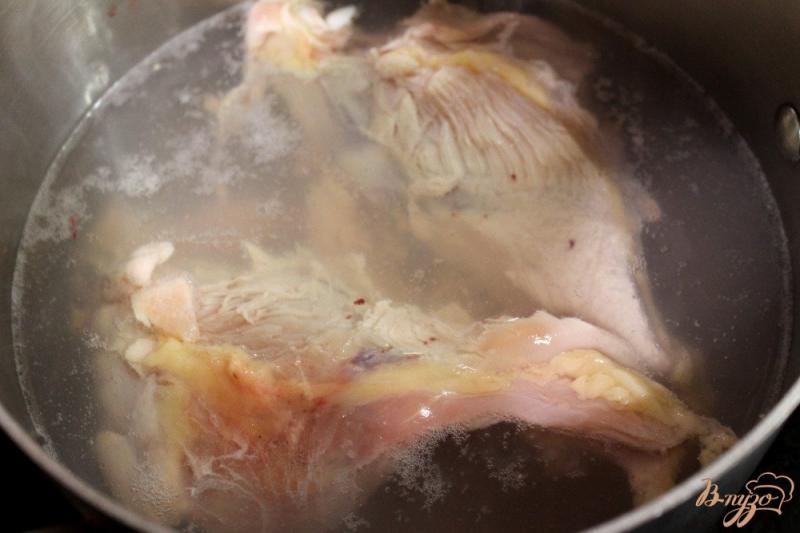 Фото приготовление рецепта: Куриный бульон с сухариками шаг №1