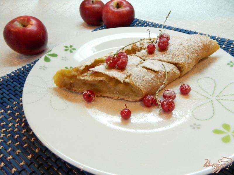 Фото приготовление рецепта: Венский штрудель с яблоками шаг №11
