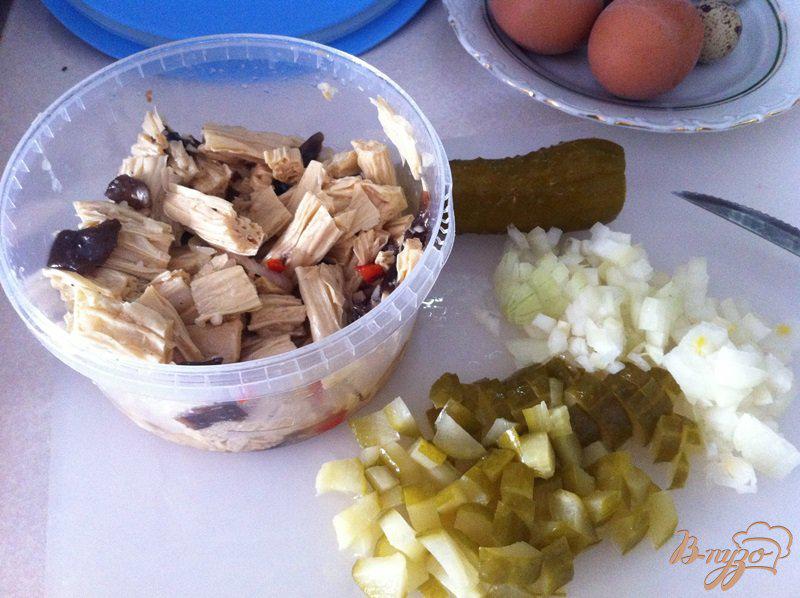 Фото приготовление рецепта: Салат из морской капусты и маринованной спаржи шаг №3