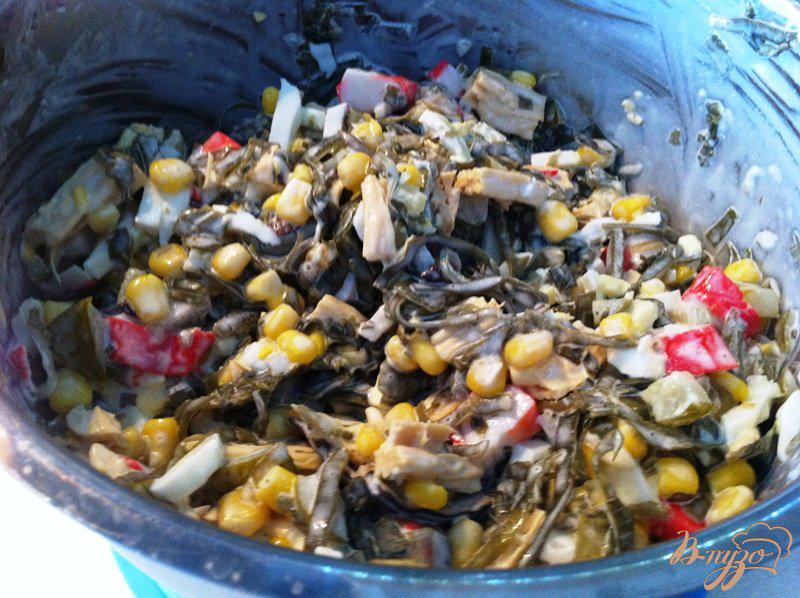 Фото приготовление рецепта: Салат из морской капусты и маринованной спаржи шаг №6