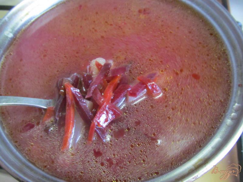 Фото приготовление рецепта: Свекольный суп с соленым огурцом шаг №6