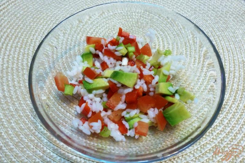 Фото приготовление рецепта: Морской салат-коктейль с авокадо и рисом шаг №1