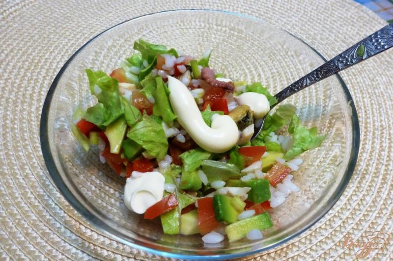 Фото приготовление рецепта: Морской салат-коктейль с авокадо и рисом шаг №3