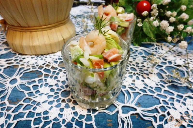 Фото приготовление рецепта: Морской салат-коктейль с авокадо и рисом шаг №4