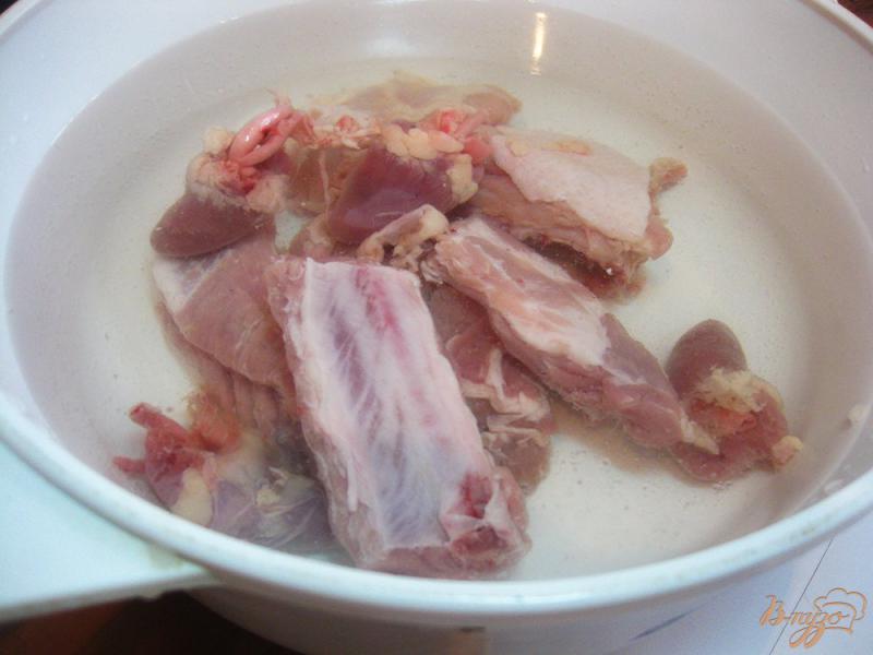 Фото приготовление рецепта: Рассольник с свиными ребрышками и куриными сердечками шаг №2