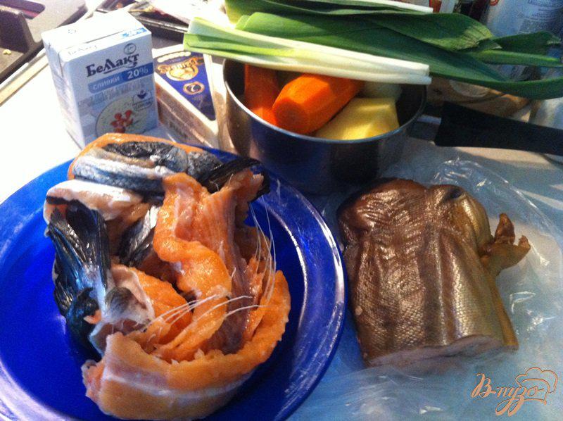 Фото приготовление рецепта: Финский суп из лосося, копченой горубши и сыра Джугас шаг №3