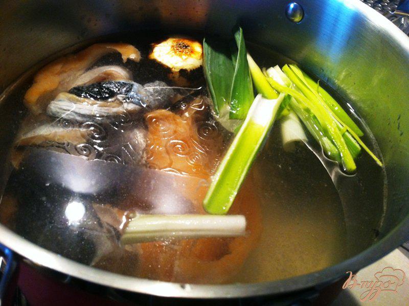Фото приготовление рецепта: Финский суп из лосося, копченой горубши и сыра Джугас шаг №4