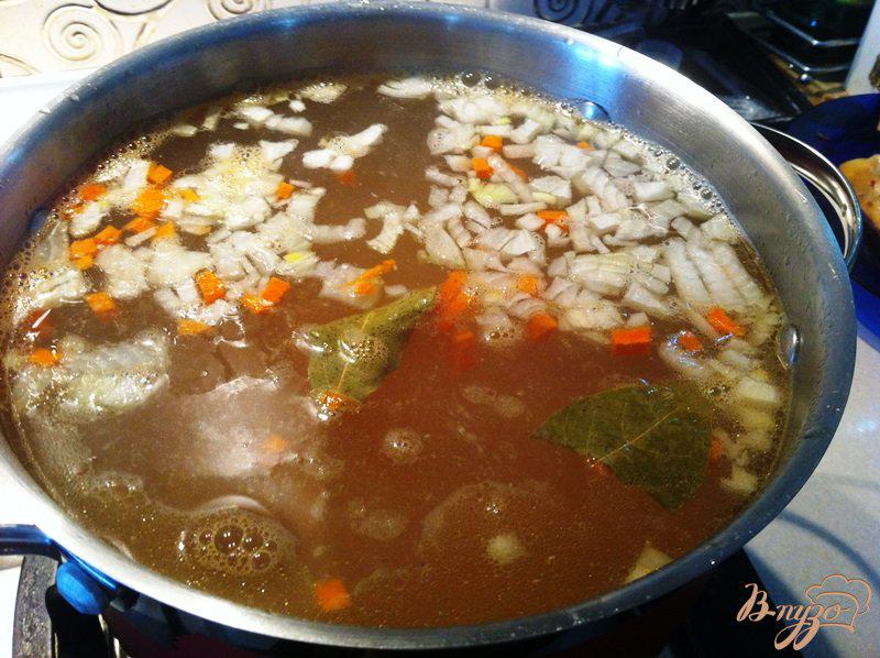 Фото приготовление рецепта: Финский суп из лосося, копченой горубши и сыра Джугас шаг №6