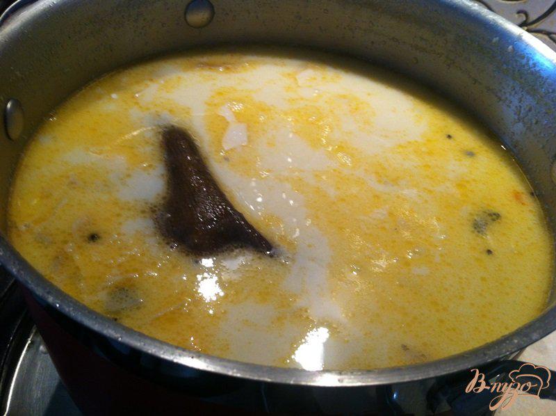 Фото приготовление рецепта: Финский суп из лосося, копченой горубши и сыра Джугас шаг №11