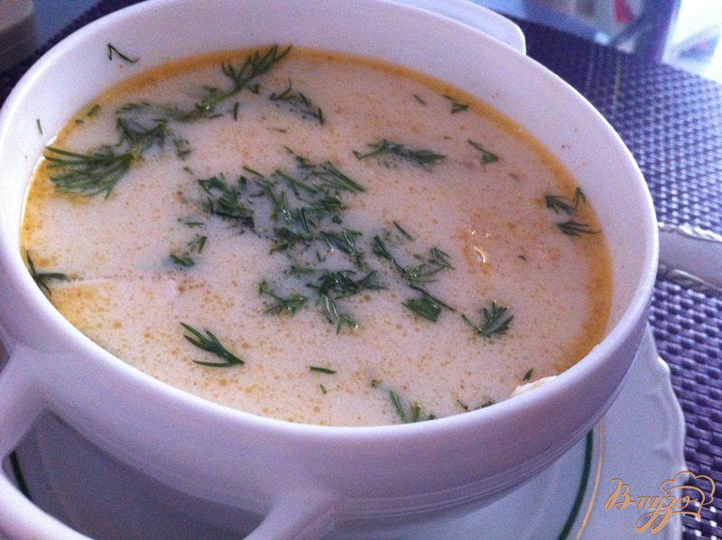 Фото приготовление рецепта: Финский суп из лосося, копченой горубши и сыра Джугас шаг №13