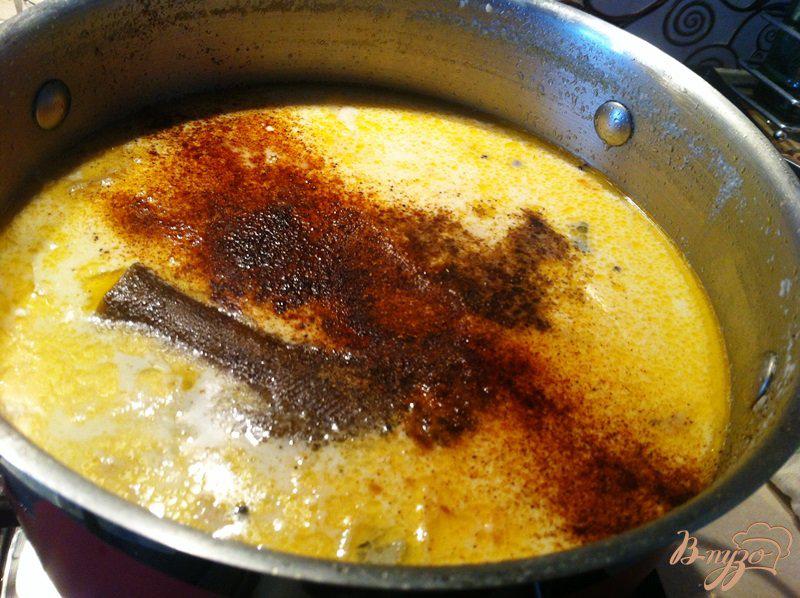 Фото приготовление рецепта: Финский суп из лосося, копченой горубши и сыра Джугас шаг №12