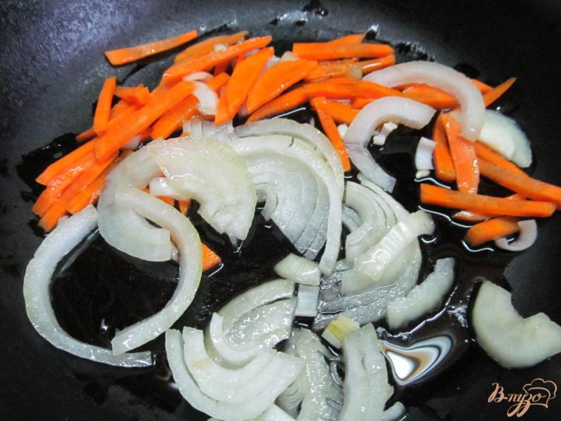 Фото приготовление рецепта: Рыба с рисом в горшочке шаг №3