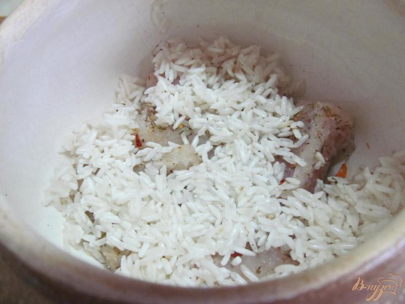 Фото приготовление рецепта: Рыба с рисом в горшочке шаг №6