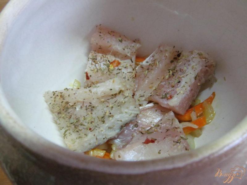 Фото приготовление рецепта: Рыба с рисом в горшочке шаг №5