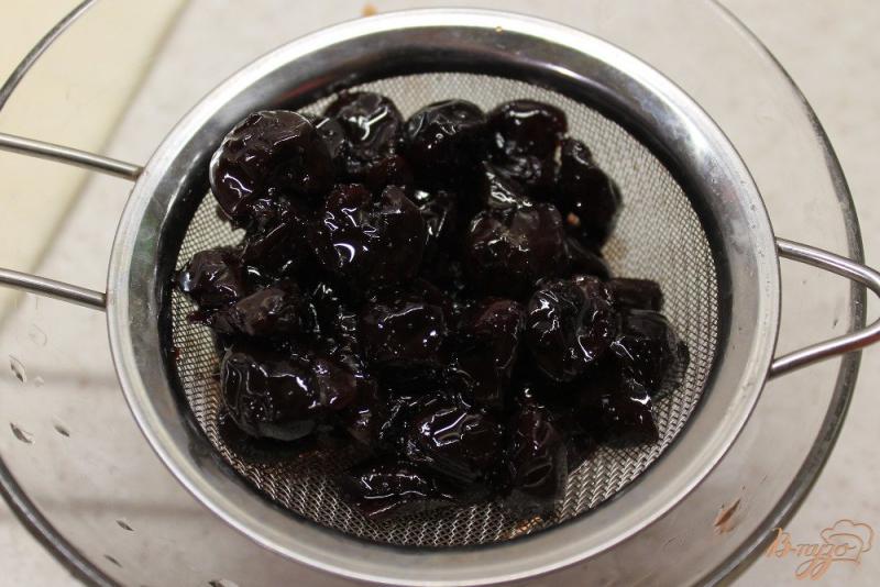 Фото приготовление рецепта: Круассаны со сладкой вишней и орехами шаг №2